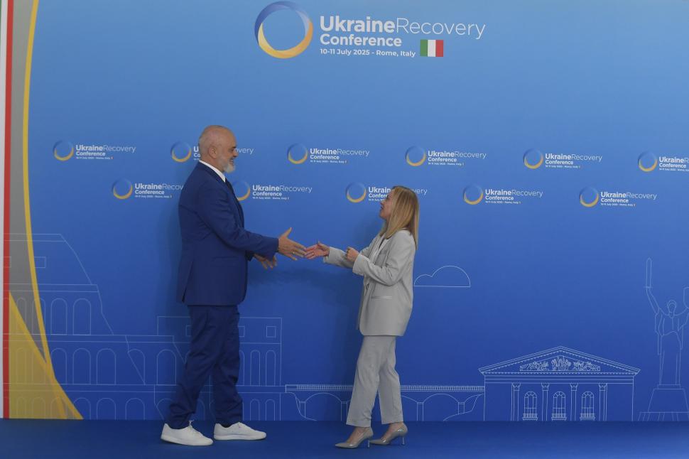 S-a întâmplat din nou: premierul Albaniei a îngenuncheat iar în fața Giorgiei Meloni 988421