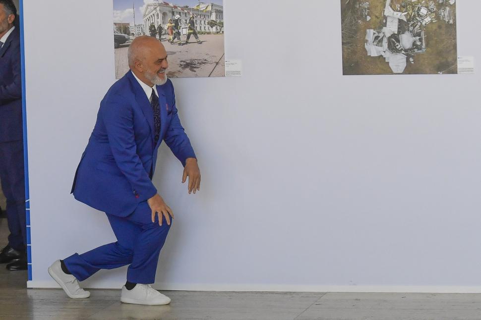 S-a întâmplat din nou: premierul Albaniei a îngenuncheat iar în fața Giorgiei Meloni 988422