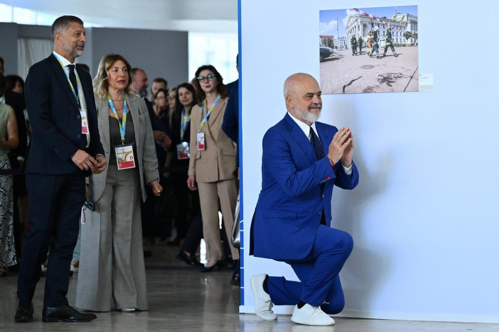 S-a întâmplat din nou: premierul Albaniei a îngenuncheat iar în fața Giorgiei Meloni 988423