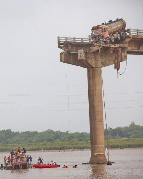 Tragedie în India: un pod rutier vechi de 40 de ani s-a prăbușit sub trafic. Cel puțin 15 morți și mai mulți dispăruți 988381