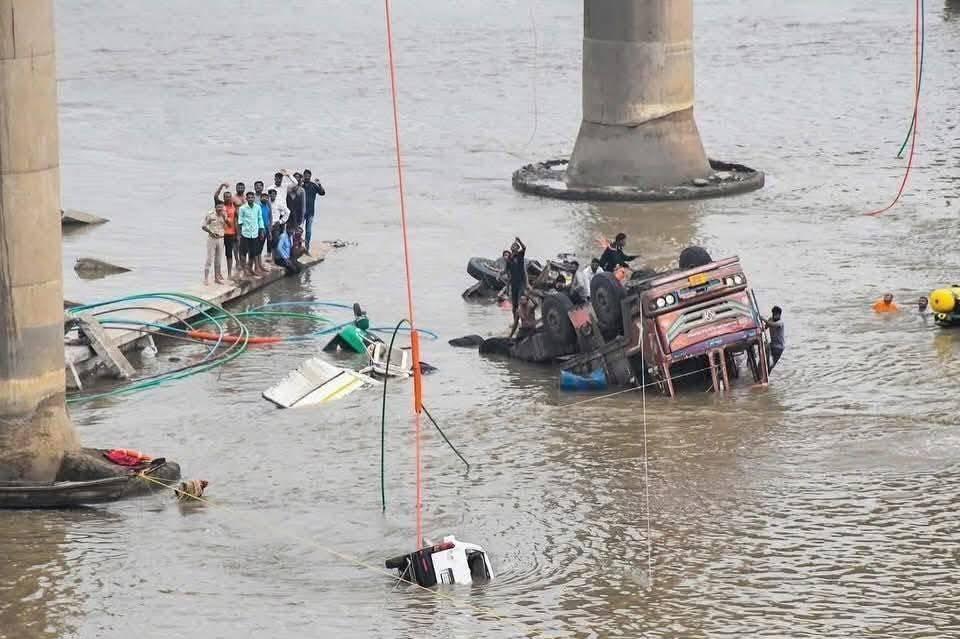 Tragedie în India: un pod rutier vechi de 40 de ani s-a prăbușit sub trafic. Cel puțin 15 morți și mai mulți dispăruți 988382