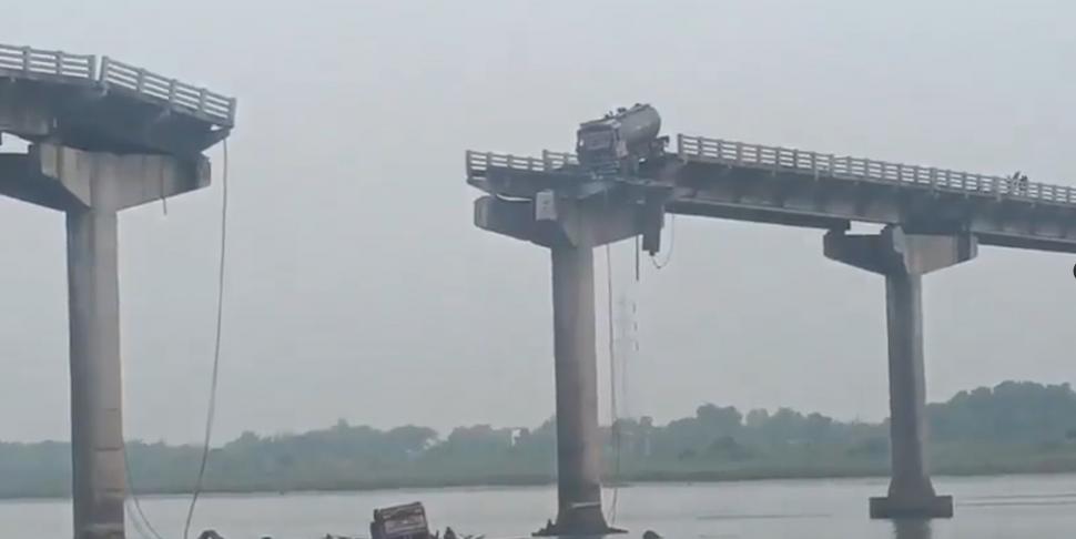 Tragedie în India: un pod rutier vechi de 40 de ani s-a prăbușit sub trafic. Cel puțin 15 morți și mai mulți dispăruți 988384
