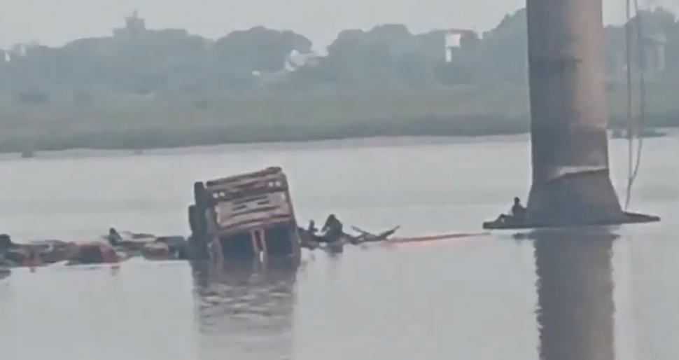 Tragedie în India: un pod rutier vechi de 40 de ani s-a prăbușit sub trafic. Cel puțin 15 morți și mai mulți dispăruți 988385