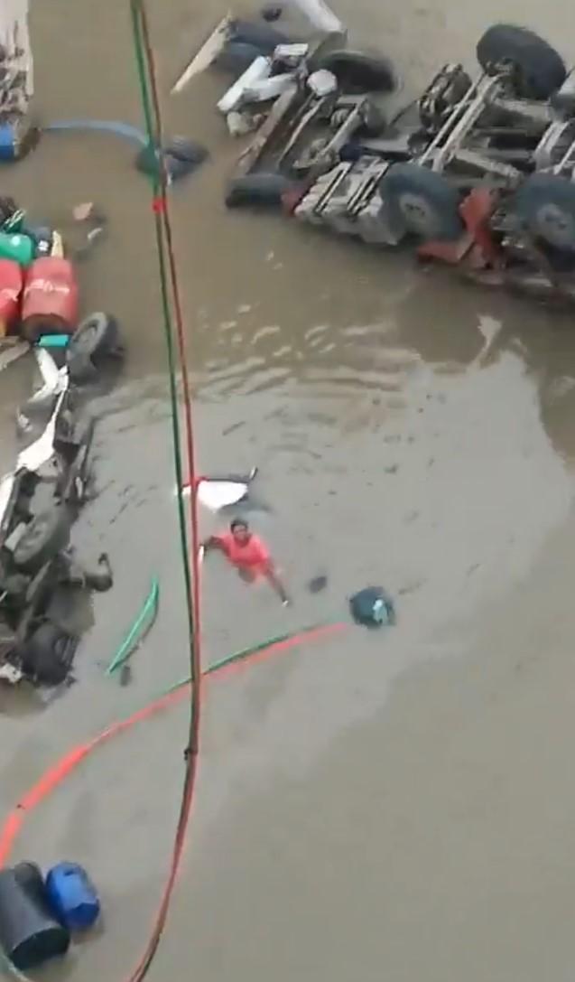 Tragedie în India: un pod rutier vechi de 40 de ani s-a prăbușit sub trafic. Cel puțin 15 morți și mai mulți dispăruți 988387