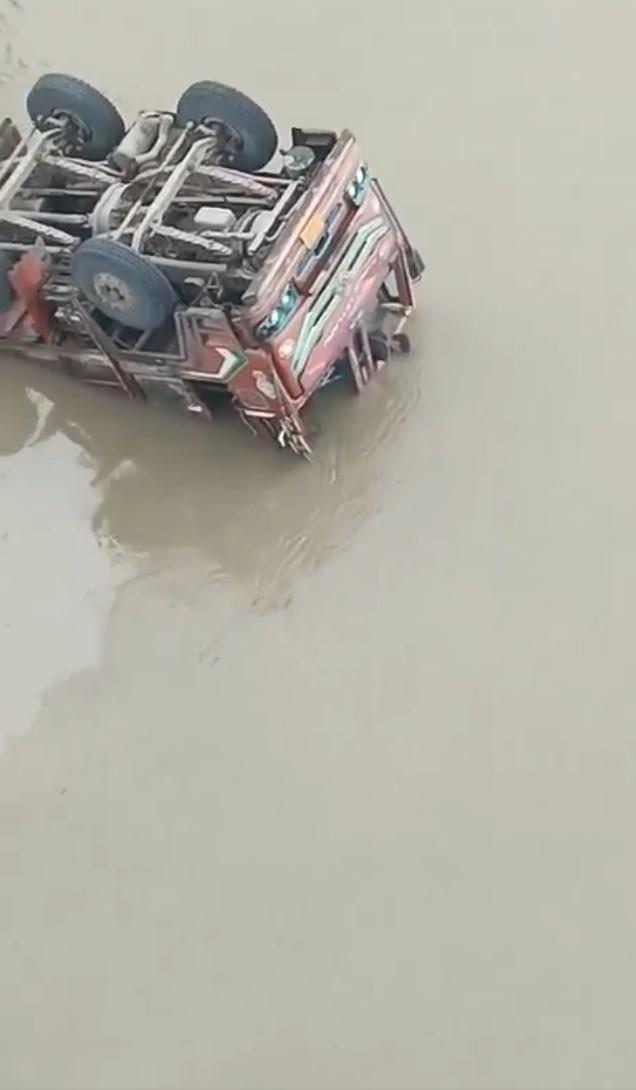 Tragedie în India: un pod rutier vechi de 40 de ani s-a prăbușit sub trafic. Cel puțin 15 morți și mai mulți dispăruți 988388