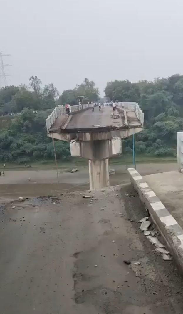 Tragedie în India: un pod rutier vechi de 40 de ani s-a prăbușit sub trafic. Cel puțin 15 morți și mai mulți dispăruți 988389