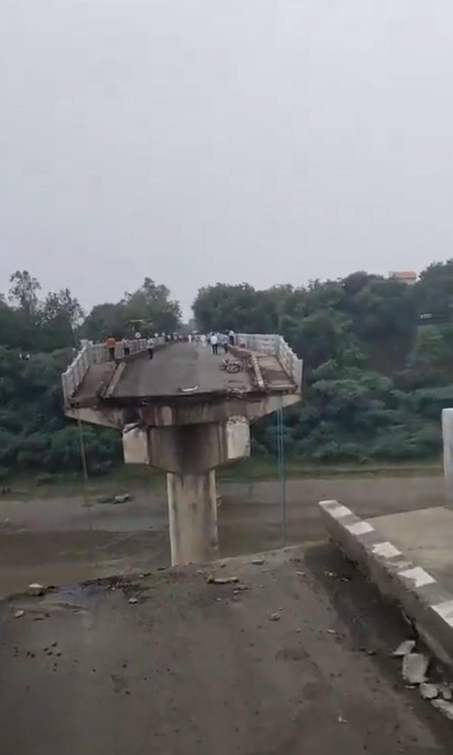 Tragedie în India: un pod rutier vechi de 40 de ani s-a prăbușit sub trafic. Cel puțin 15 morți și mai mulți dispăruți 988390