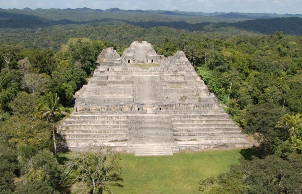 Descoperire arheologică valoroasă: Mormântul primului rege al unui oraș Maya, plin cu artefacte antice, a fost găsit în Belize 988536