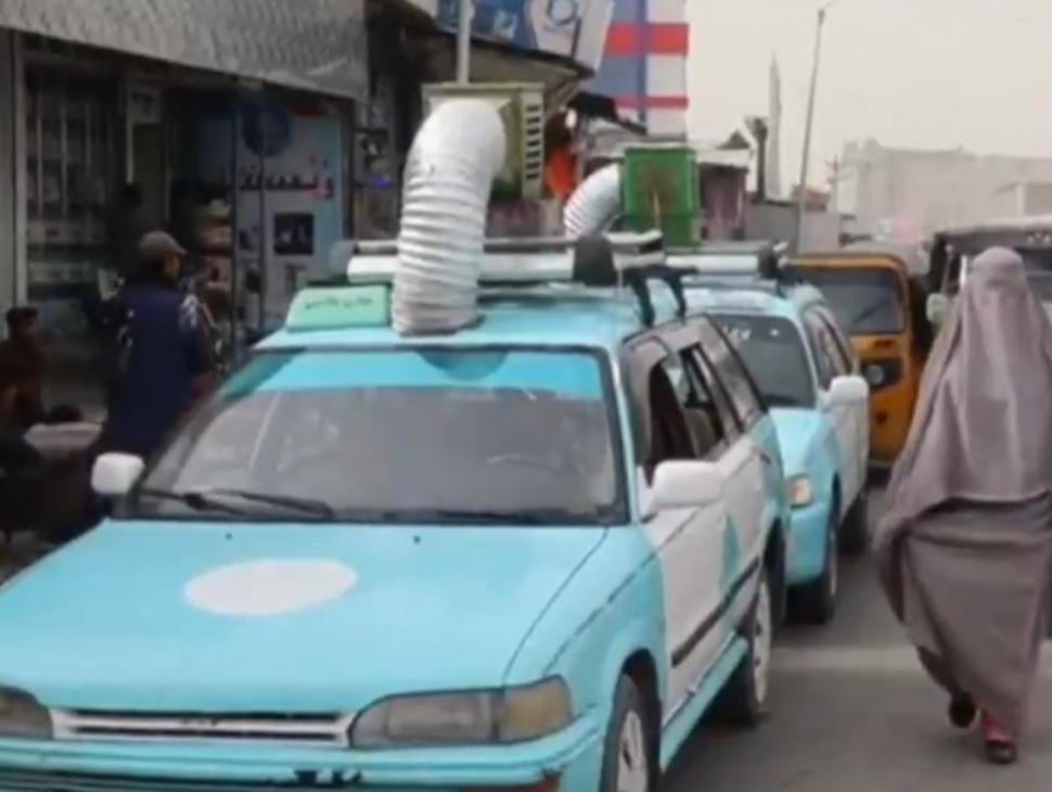 Imagini hilare cu taxiurile cu burlane din Afganistan. Șoferii improvizează aer condiționat: "E mai bun decât cel din fabrică" 988968