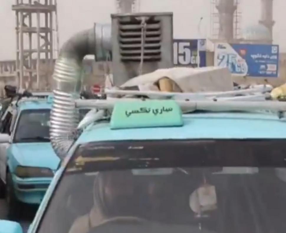 Imagini hilare cu taxiurile cu burlane din Afganistan. Șoferii improvizează aer condiționat: "E mai bun decât cel din fabrică" 988971