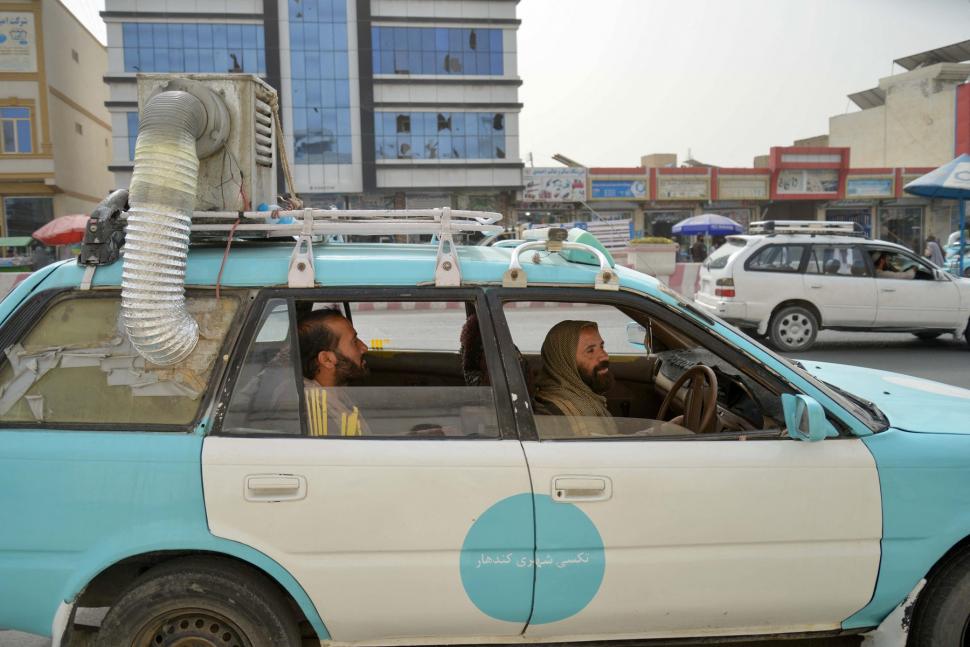 Imagini hilare cu taxiurile cu burlane din Afganistan. Șoferii improvizează aer condiționat: "E mai bun decât cel din fabrică" 988975