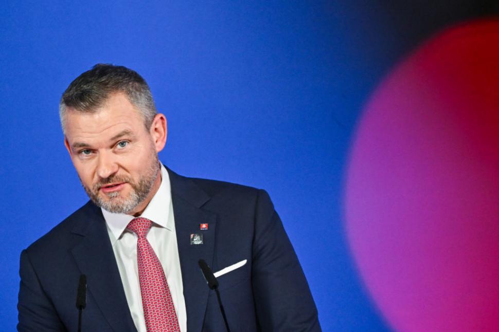 În Slovacia, președintele țării și ministrul apărării s-au dezbrăcat de costume și au început pregătirea militară: Nu e un reality show 988471