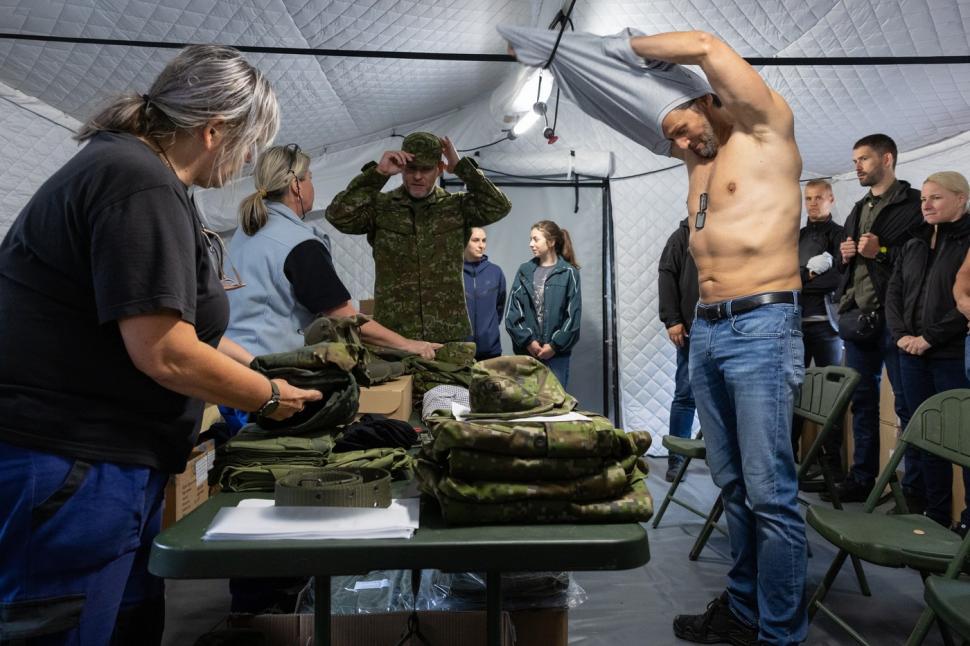 În Slovacia, președintele țării și ministrul apărării s-au dezbrăcat de costume și au început pregătirea militară: Nu e un reality show 988472