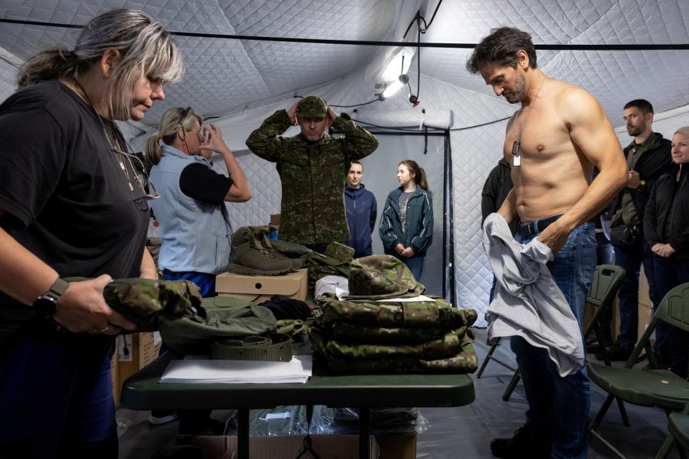 În Slovacia, președintele țării și ministrul apărării s-au dezbrăcat de costume și au început pregătirea militară: Nu e un reality show 988473