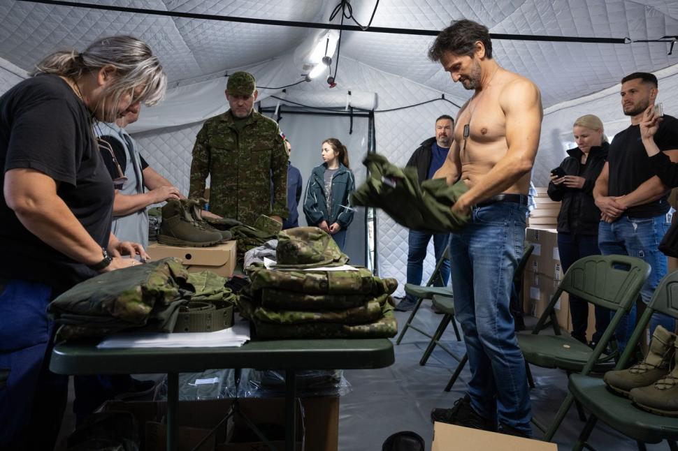 În Slovacia, președintele țării și ministrul apărării s-au dezbrăcat de costume și au început pregătirea militară: Nu e un reality show 988474