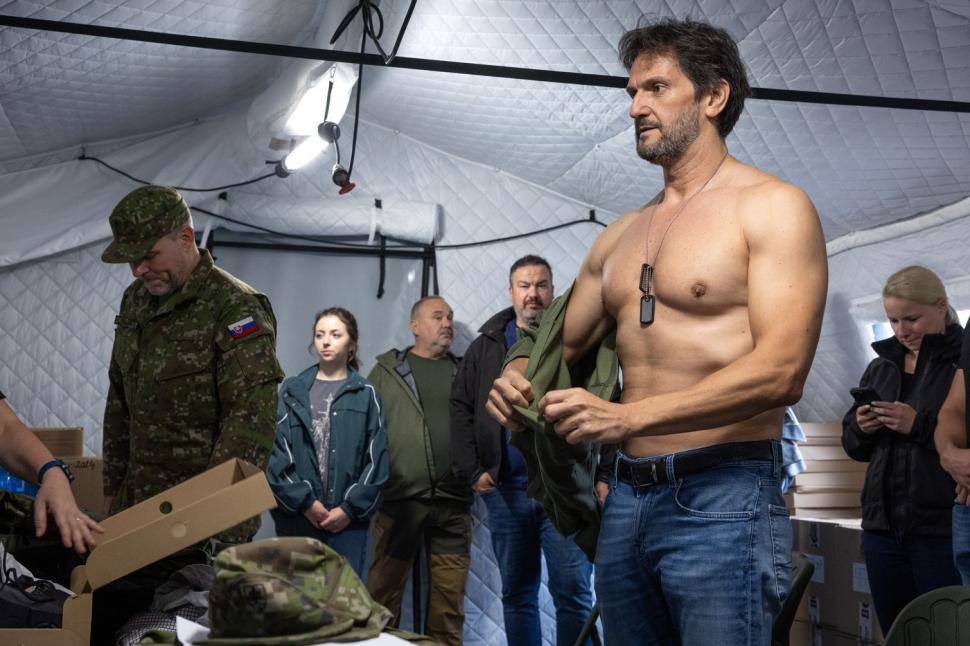 În Slovacia, președintele țării și ministrul apărării s-au dezbrăcat de costume și au început pregătirea militară: Nu e un reality show 988475