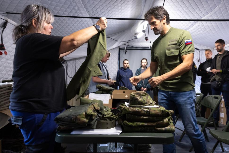 În Slovacia, președintele țării și ministrul apărării s-au dezbrăcat de costume și au început pregătirea militară: Nu e un reality show 988476