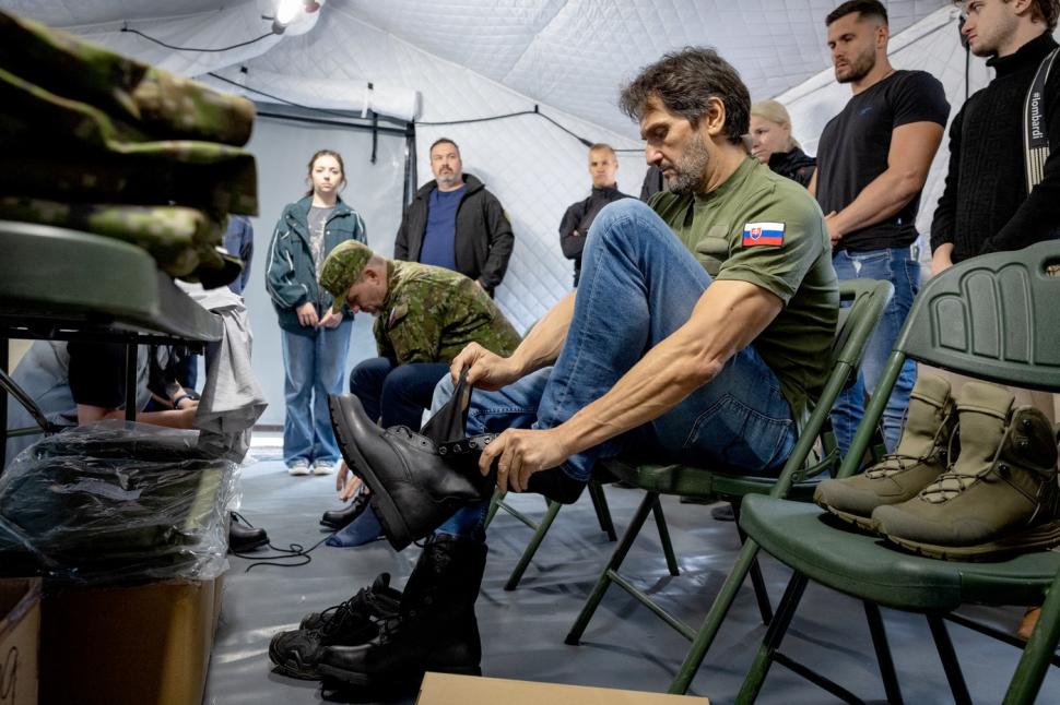 În Slovacia, președintele țării și ministrul apărării s-au dezbrăcat de costume și au început pregătirea militară: Nu e un reality show 988477