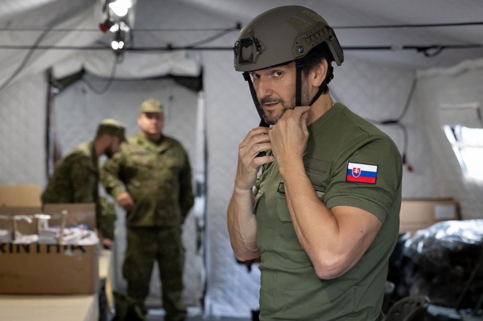 În Slovacia, președintele țării și ministrul apărării s-au dezbrăcat de costume și au început pregătirea militară: Nu e un reality show 988478