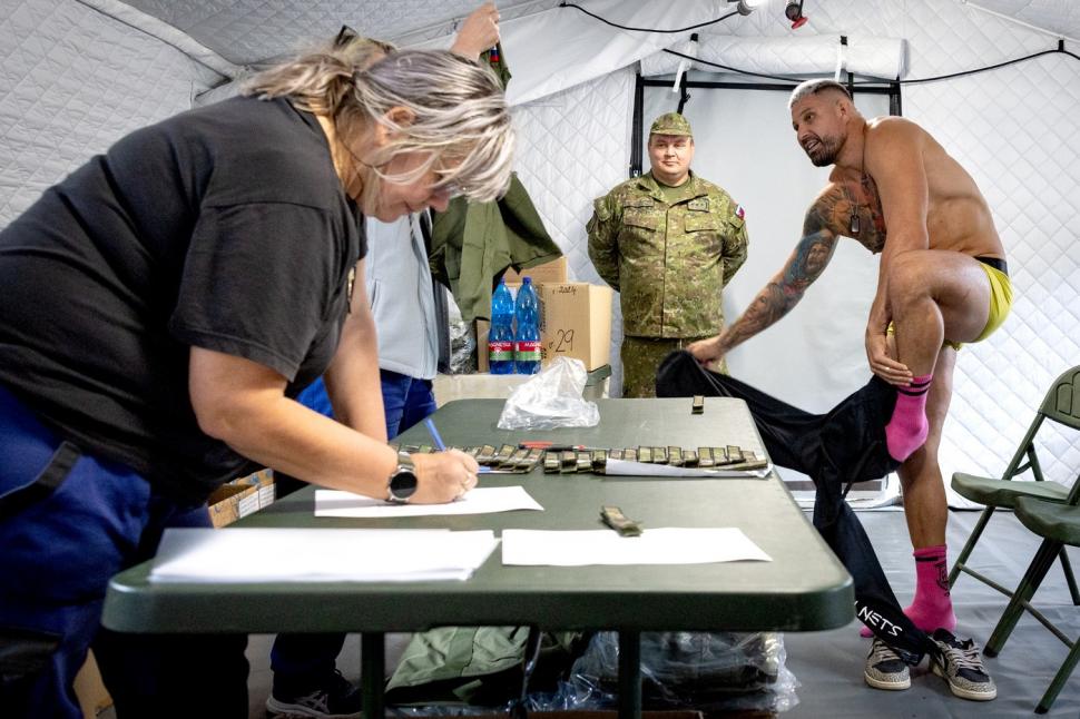 În Slovacia, președintele țării și ministrul apărării s-au dezbrăcat de costume și au început pregătirea militară: Nu e un reality show 988480