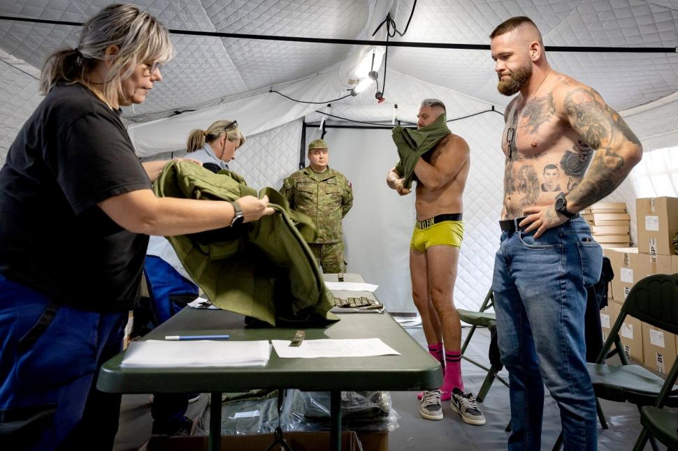 În Slovacia, președintele țării și ministrul apărării s-au dezbrăcat de costume și au început pregătirea militară: Nu e un reality show 988481