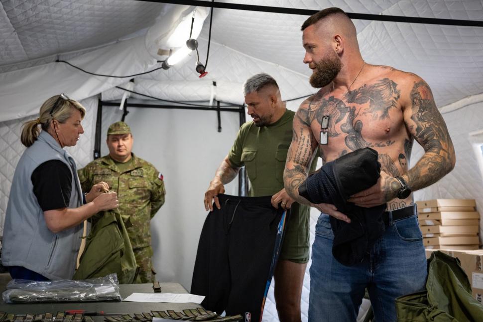 În Slovacia, președintele țării și ministrul apărării s-au dezbrăcat de costume și au început pregătirea militară: Nu e un reality show 988482