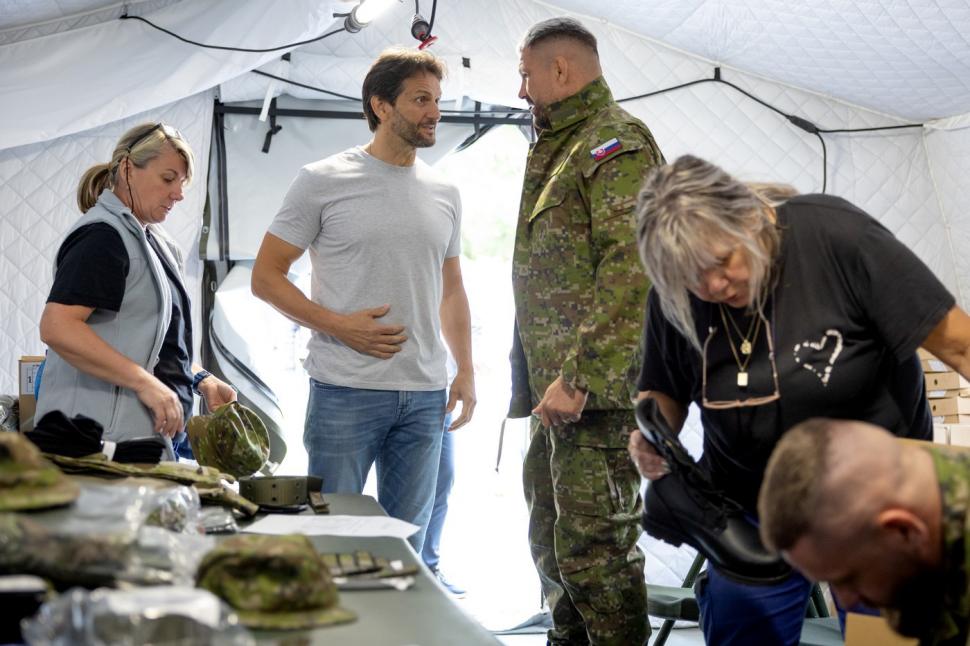 În Slovacia, președintele țării și ministrul apărării s-au dezbrăcat de costume și au început pregătirea militară: Nu e un reality show 988483