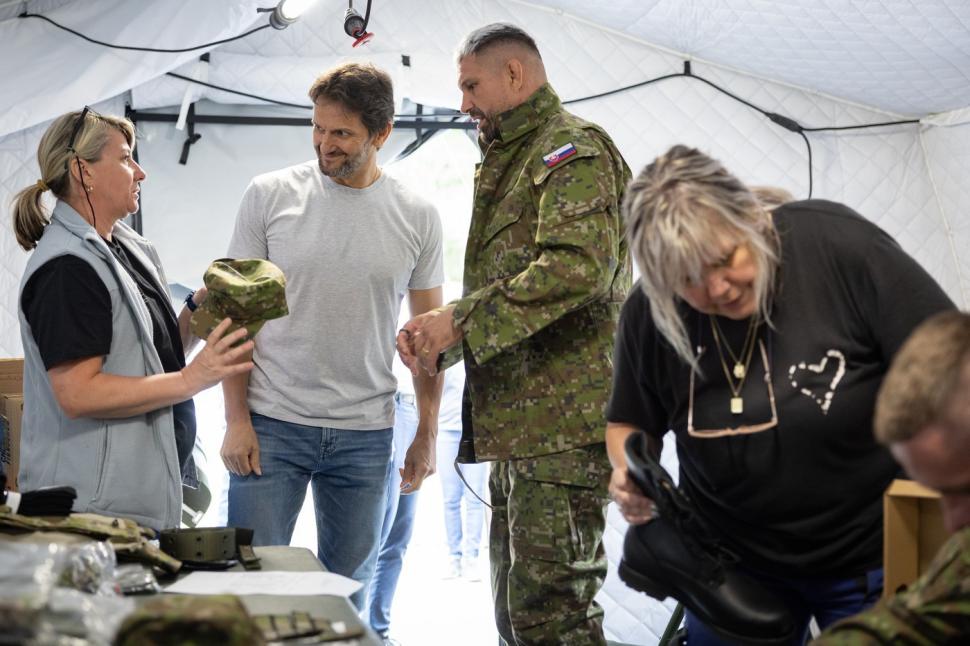 În Slovacia, președintele țării și ministrul apărării s-au dezbrăcat de costume și au început pregătirea militară: Nu e un reality show 988484