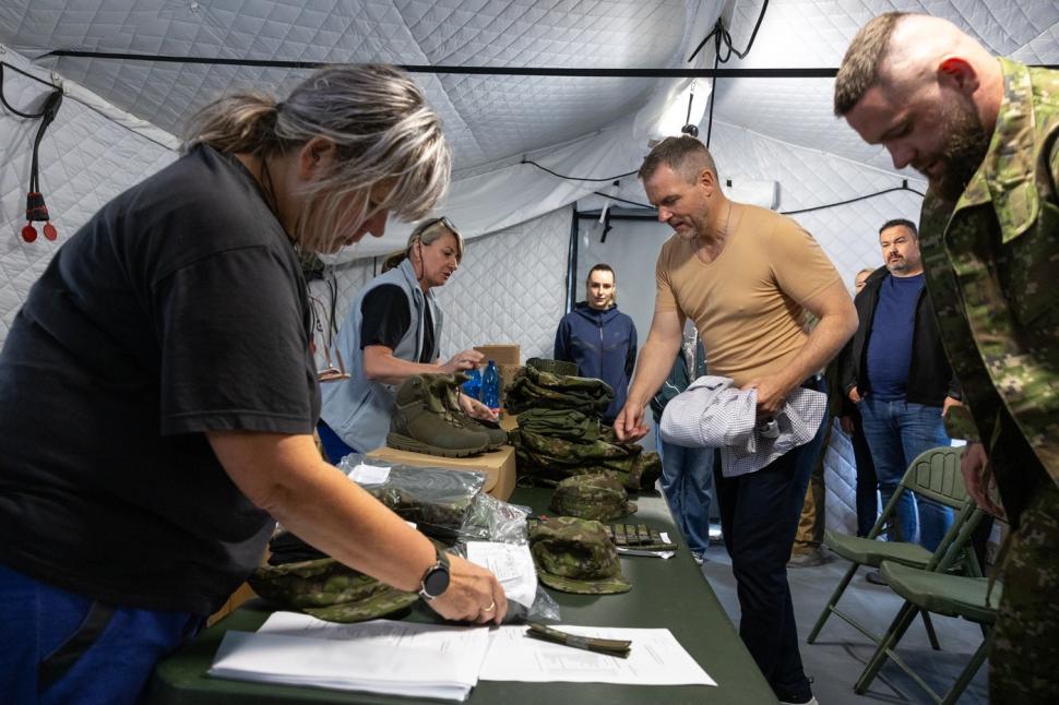 În Slovacia, președintele țării și ministrul apărării s-au dezbrăcat de costume și au început pregătirea militară: Nu e un reality show 988485