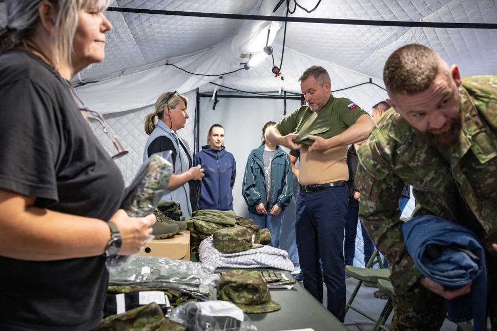 În Slovacia, președintele țării și ministrul apărării s-au dezbrăcat de costume și au început pregătirea militară: Nu e un reality show 988486