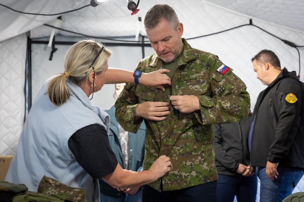 În Slovacia, președintele țării și ministrul apărării s-au dezbrăcat de costume și au început pregătirea militară: Nu e un reality show 988487