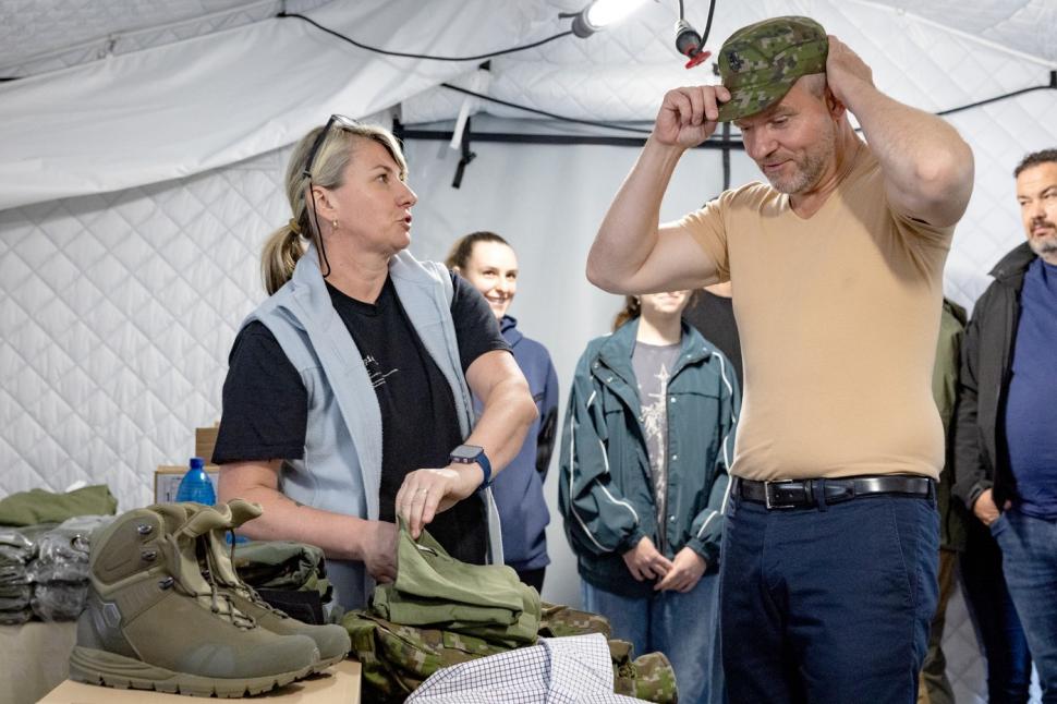 În Slovacia, președintele țării și ministrul apărării s-au dezbrăcat de costume și au început pregătirea militară: Nu e un reality show 988488