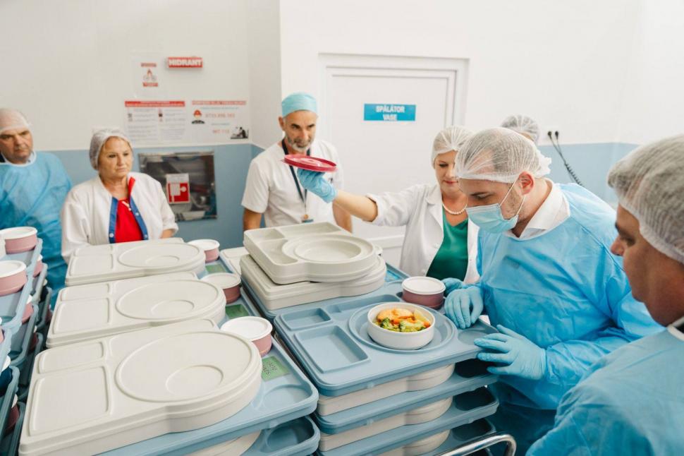 Ministrul Sănătății merge deja în spitale și gustă mâncarea pentru pacienți, la masă cu managerii unităților sanitare: „M-am convins” 988706