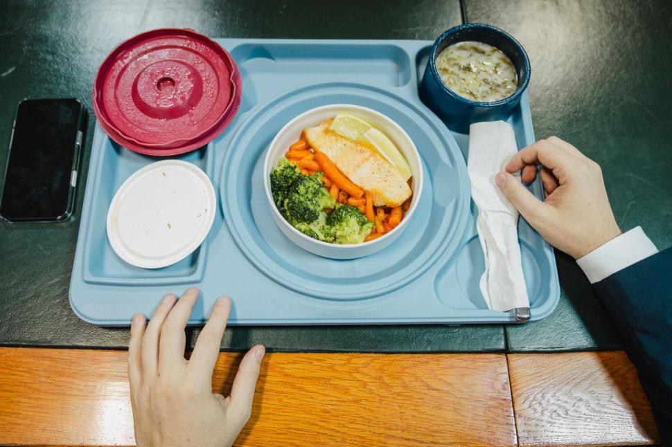 Ministrul Sănătății merge deja în spitale și gustă mâncarea pentru pacienți, la masă cu managerii unităților sanitare: „M-am convins” 988709