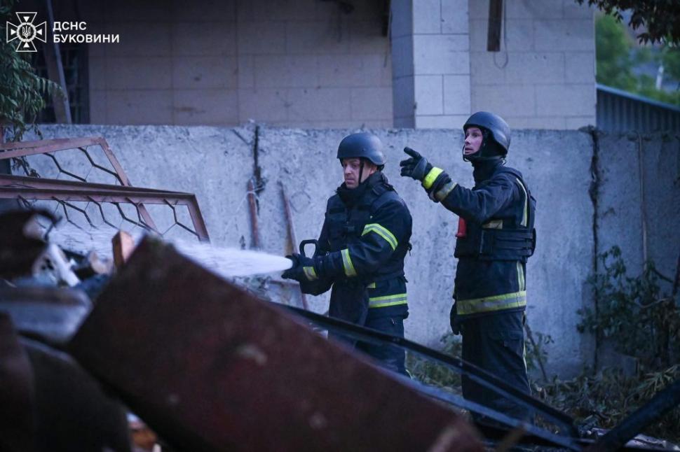 Rusia a atacat cu drone și rachete orașul Cernăuți, la 40km de România: Sunt doi morți și 14 răniți 989003