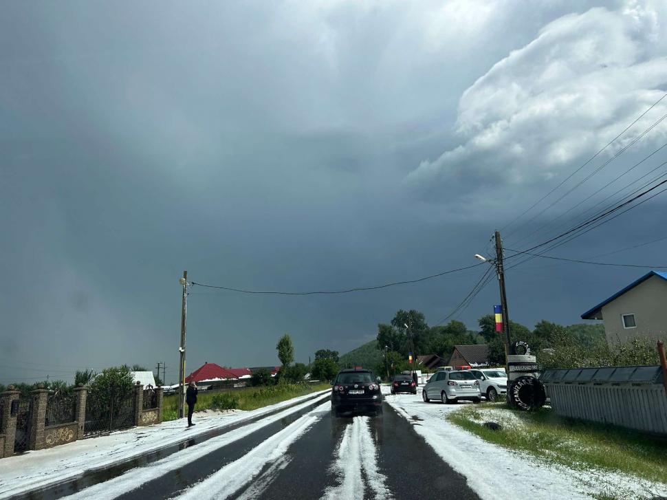 Drumuri și curți acoperite de grindină, după codul roșu de vijelii. Temperaturile au scăzut cu 18 grade în doar câteva minute 989047