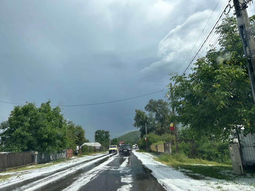 Drumuri și curți acoperite de grindină, după codul roșu de vijelii. Temperaturile au scăzut cu 18 grade în doar câteva minute 989048
