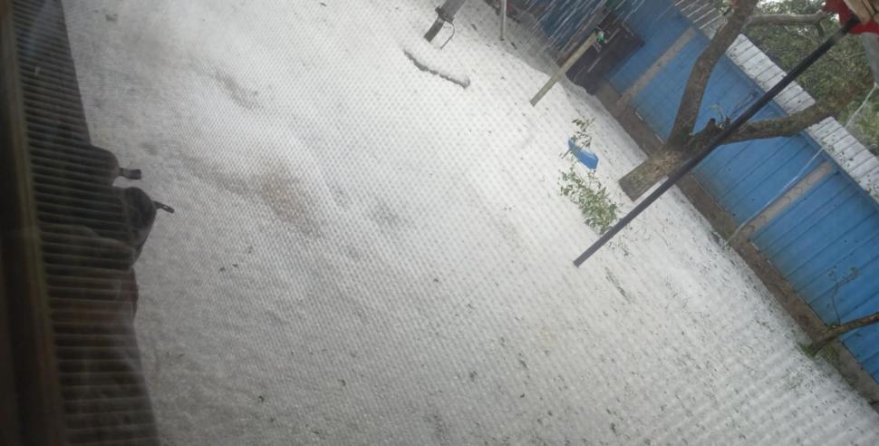 Drumuri și curți acoperite de grindină, după codul roșu de vijelii. Temperaturile au scăzut cu 18 grade în doar câteva minute 989051