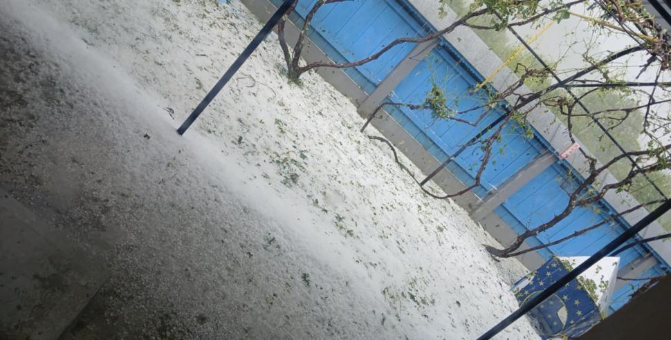 Drumuri și curți acoperite de grindină, după codul roșu de vijelii. Temperaturile au scăzut cu 18 grade în doar câteva minute 989052