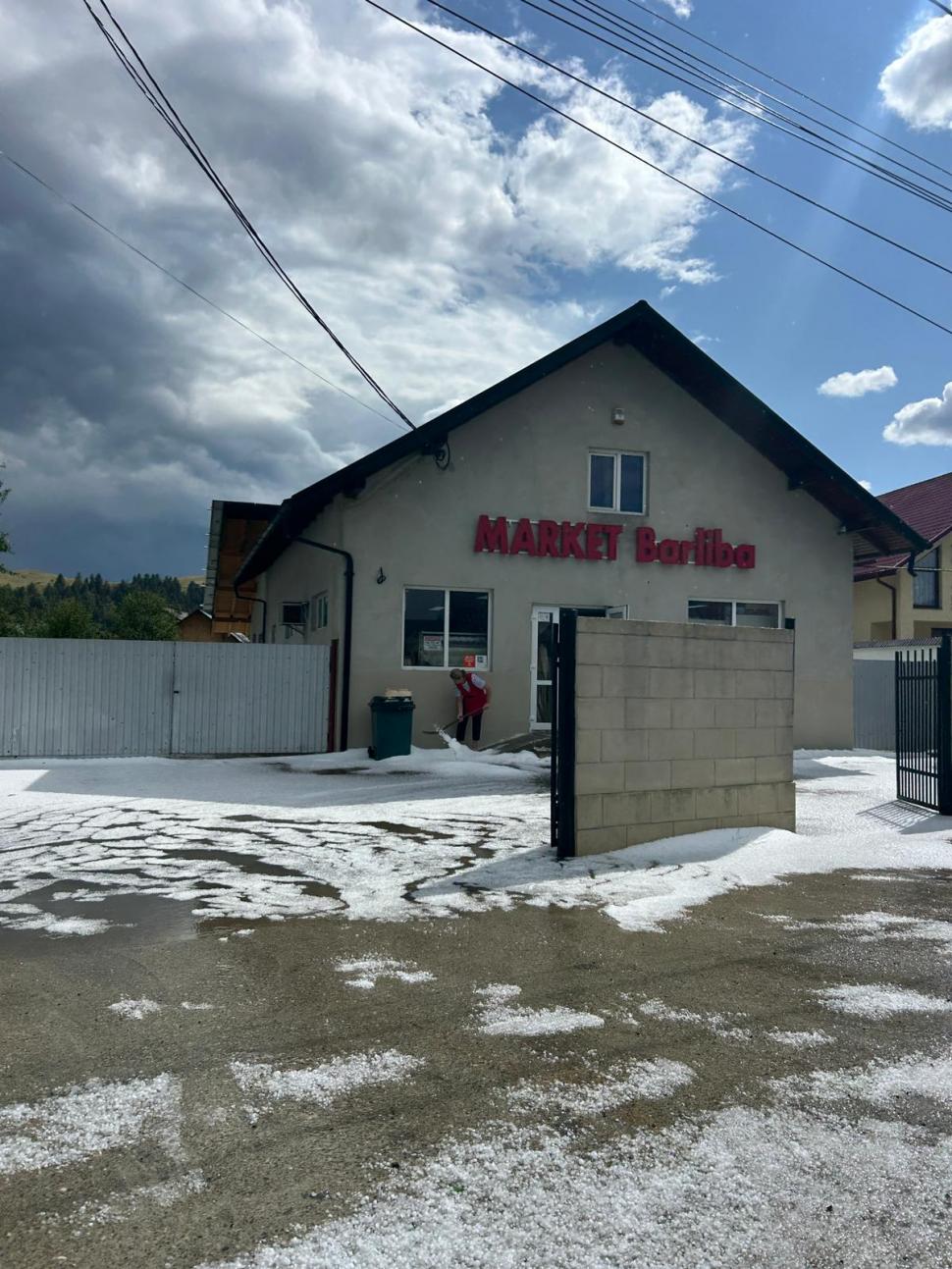 Drumuri și curți acoperite de grindină, după codul roșu de vijelii. Temperaturile au scăzut cu 18 grade în doar câteva minute 989053