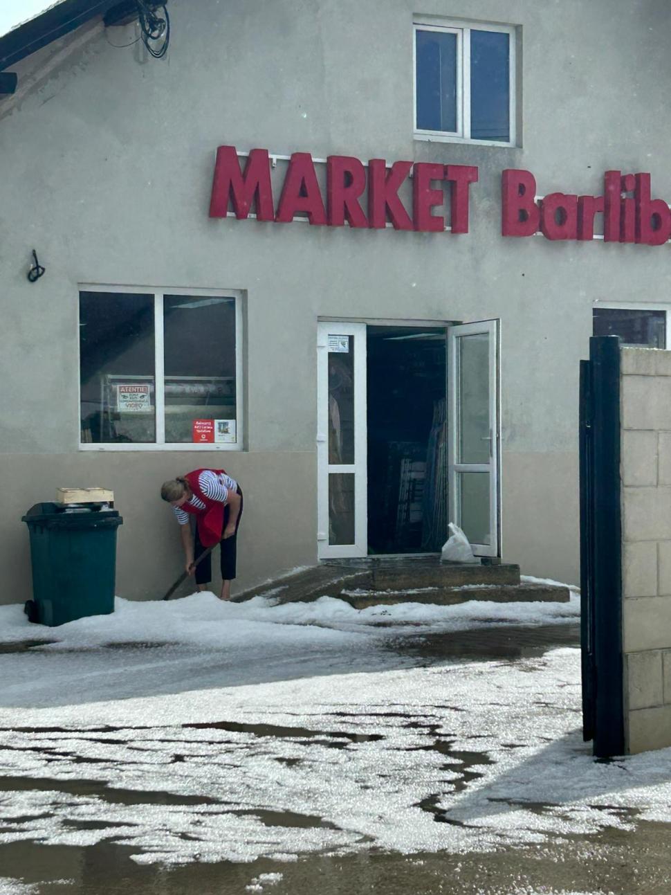 Drumuri și curți acoperite de grindină, după codul roșu de vijelii. Temperaturile au scăzut cu 18 grade în doar câteva minute 989054