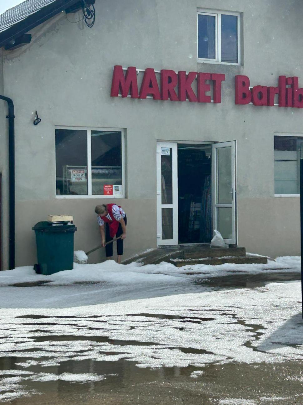 Drumuri și curți acoperite de grindină, după codul roșu de vijelii. Temperaturile au scăzut cu 18 grade în doar câteva minute 989055