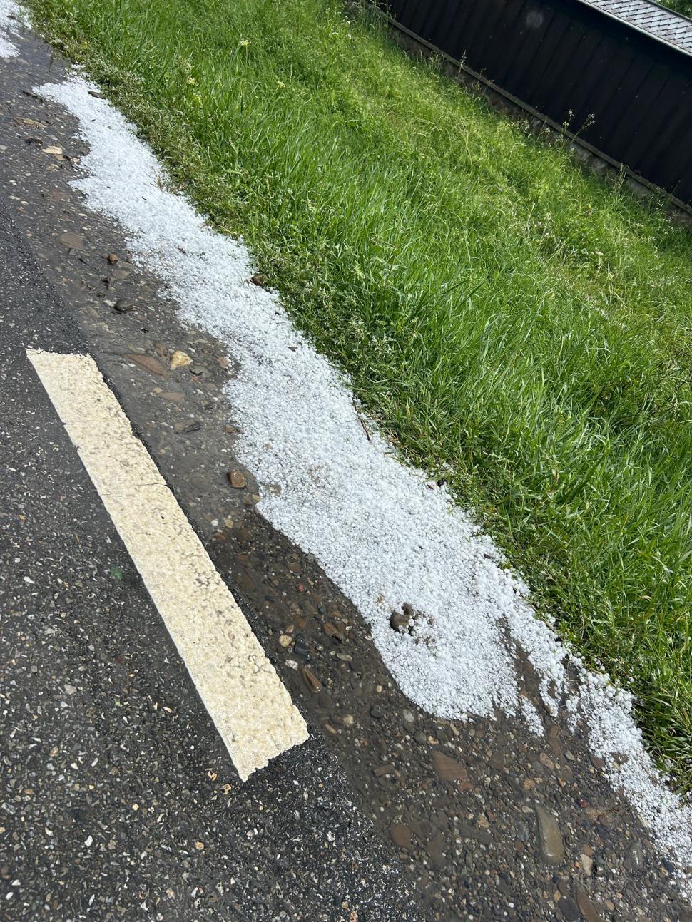 Drumuri și curți acoperite de grindină, după codul roșu de vijelii. Temperaturile au scăzut cu 18 grade în doar câteva minute 989056