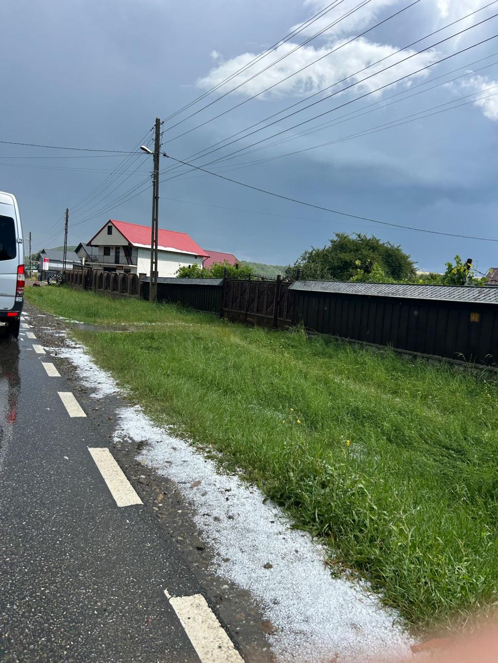 Drumuri și curți acoperite de grindină, după codul roșu de vijelii. Temperaturile au scăzut cu 18 grade în doar câteva minute 989057