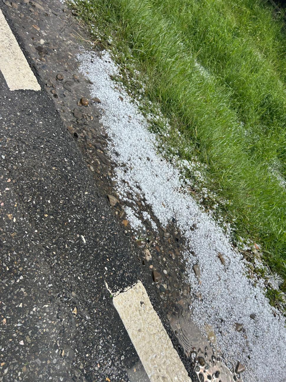 Drumuri și curți acoperite de grindină, după codul roșu de vijelii. Temperaturile au scăzut cu 18 grade în doar câteva minute 989058