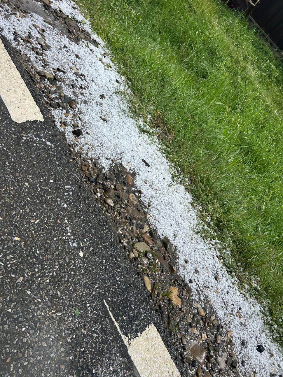 Drumuri și curți acoperite de grindină, după codul roșu de vijelii. Temperaturile au scăzut cu 18 grade în doar câteva minute 989059