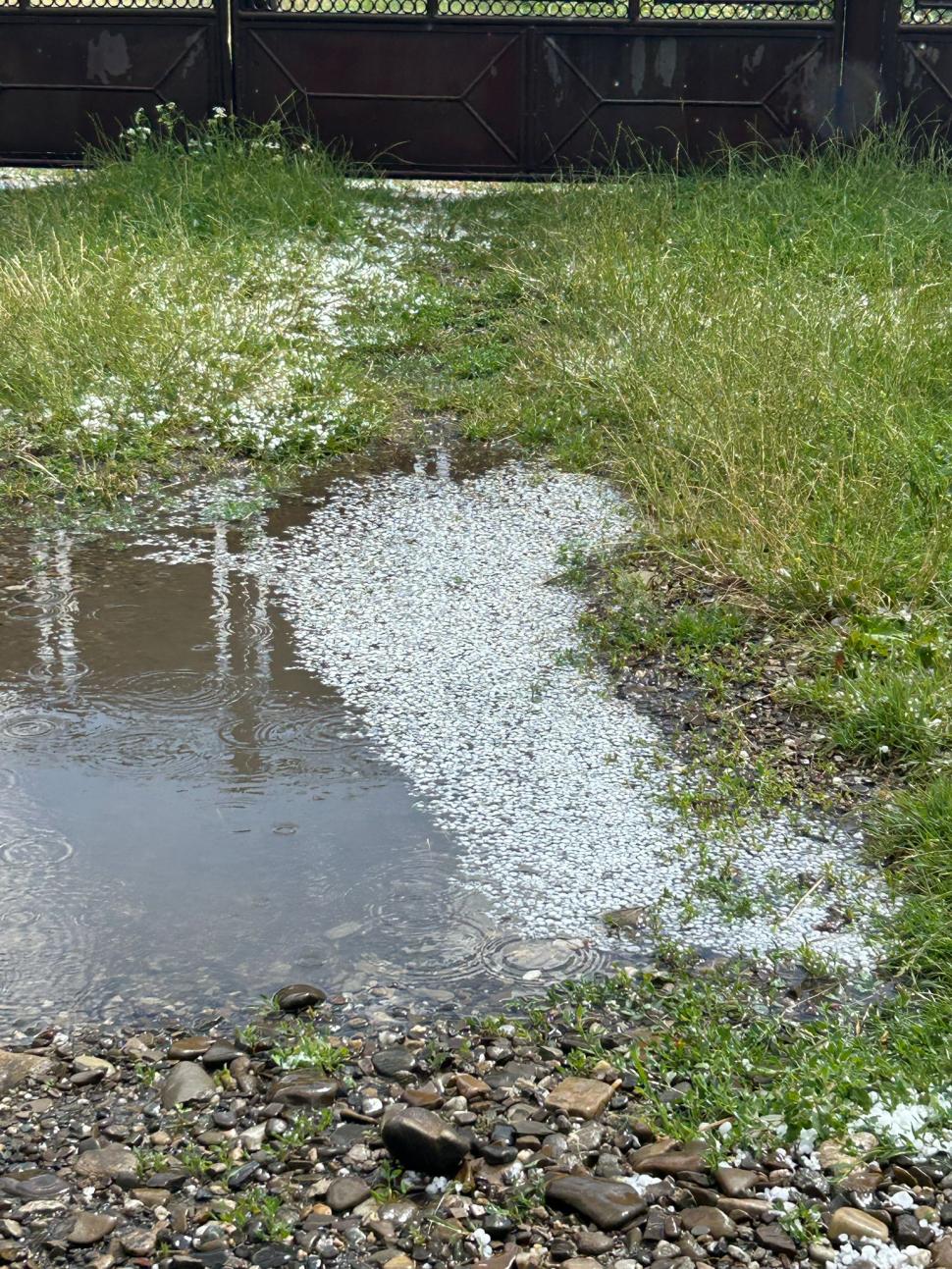 Drumuri și curți acoperite de grindină, după codul roșu de vijelii. Temperaturile au scăzut cu 18 grade în doar câteva minute 989060