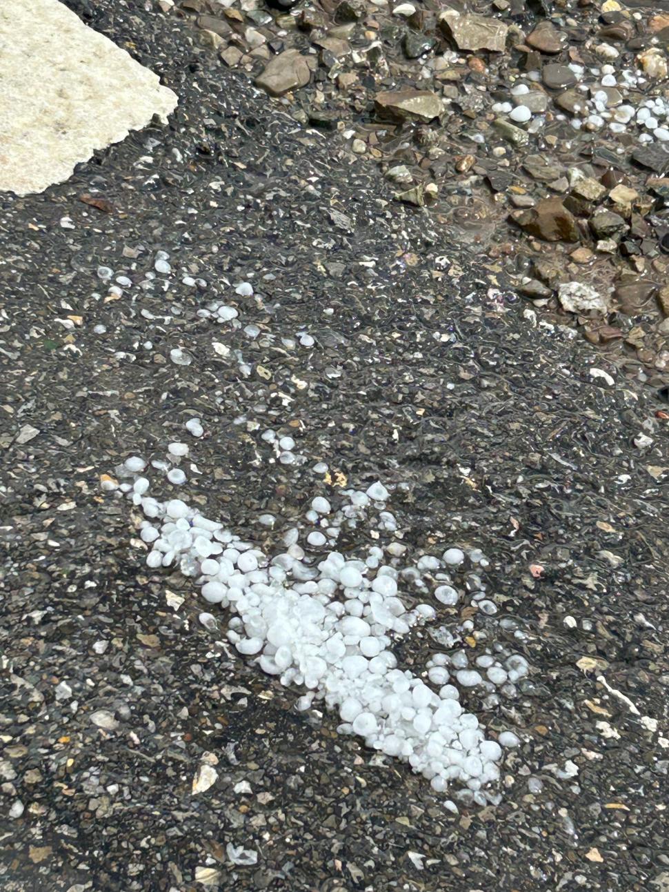 Drumuri și curți acoperite de grindină, după codul roșu de vijelii. Temperaturile au scăzut cu 18 grade în doar câteva minute 989061