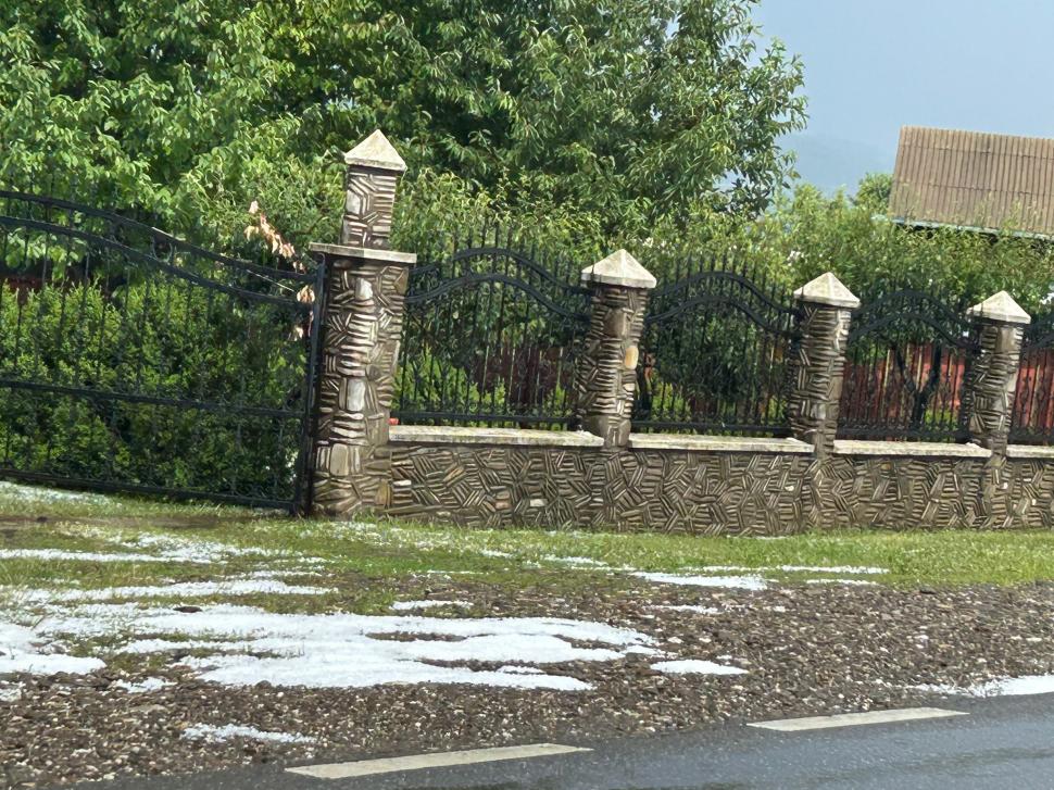 Drumuri și curți acoperite de grindină, după codul roșu de vijelii. Temperaturile au scăzut cu 18 grade în doar câteva minute 989062