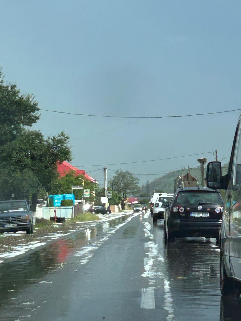 Drumuri și curți acoperite de grindină, după codul roșu de vijelii. Temperaturile au scăzut cu 18 grade în doar câteva minute 989063